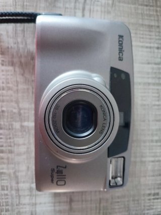 Cámara Konica analógica con funda y caja.