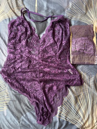 Lencería Body de encaje morado + medias