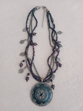 Colgante con abalorios y medallón