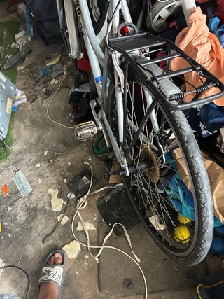 Bicicleta de paseo plateada