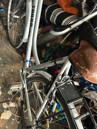 Bicicleta de paseo plateada