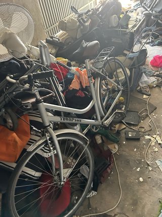 Bicicleta de paseo plateada