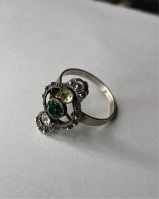 Anillo con Esmeralda y Piedras