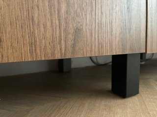 Mueble TV Besta Nogal con Patas