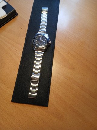 Elegante Reloj de Hombre Negro y Plateado