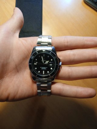Elegante Reloj de Hombre Negro y Plateado