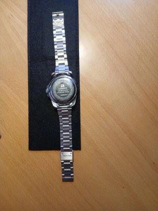 Elegante Reloj de Hombre Negro y Plateado