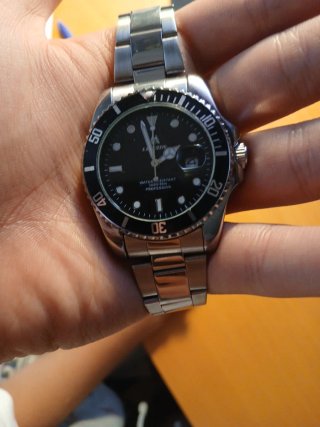 Elegante Reloj de Hombre Negro y Plateado