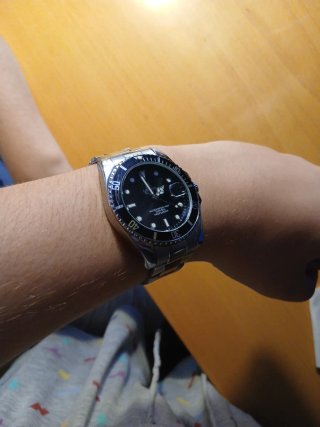 Elegante Reloj de Hombre Negro y Plateado