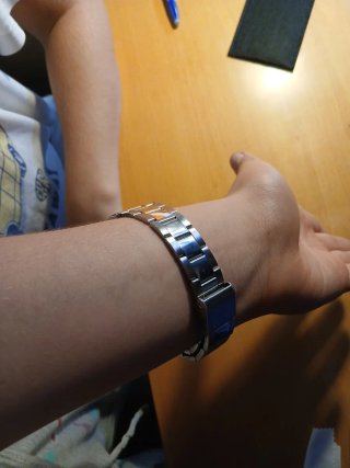 Elegante Reloj de Hombre Negro y Plateado