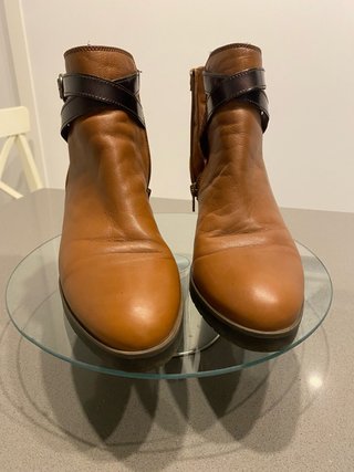 Botines marrones con detalle de hebilla