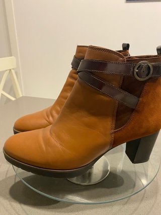 Botines marrones con detalle de hebilla
