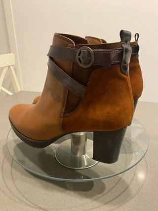 Botines marrones con detalle de hebilla