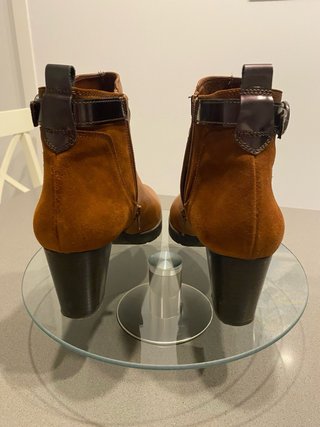 Botines marrones con detalle de hebilla