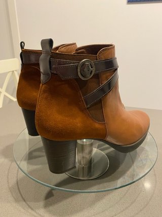 Botines marrones con detalle de hebilla