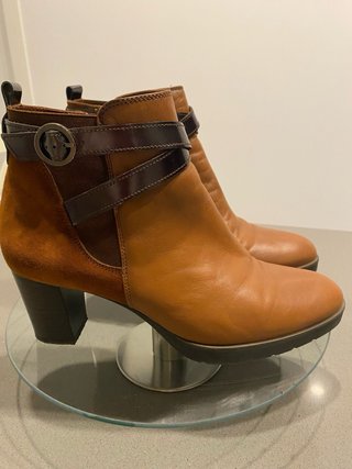 Botines marrones con detalle de hebilla