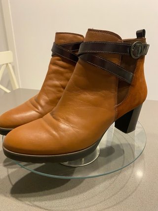 Botines marrones con detalle de hebilla