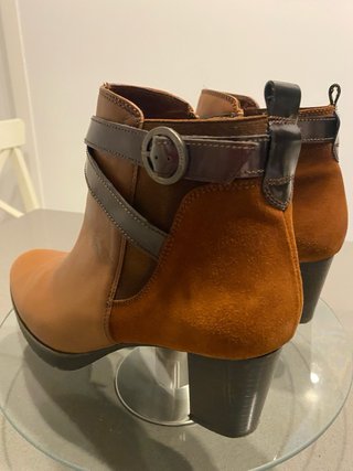 Botines marrones con detalle de hebilla