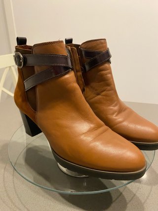 Botines marrones con detalle de hebilla