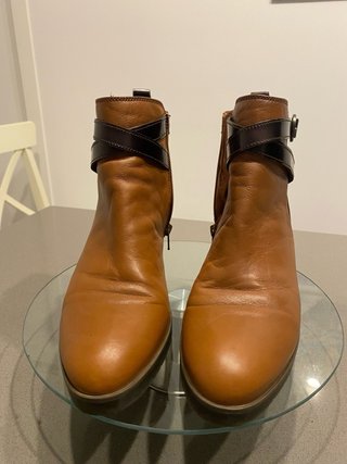 Botines marrones con detalle de hebilla