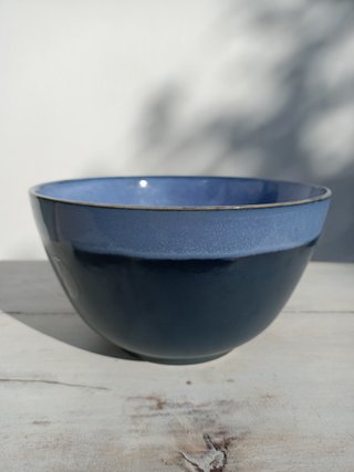 Cuenco de cerámica azul