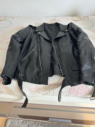 Chaqueta de piel negra