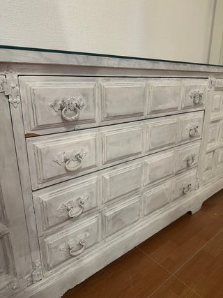 Mueble de salón blanco con cristal