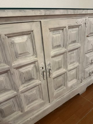 Mueble de salón blanco con cristal