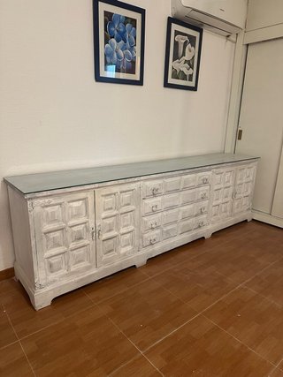 Mueble de salón blanco con cristal