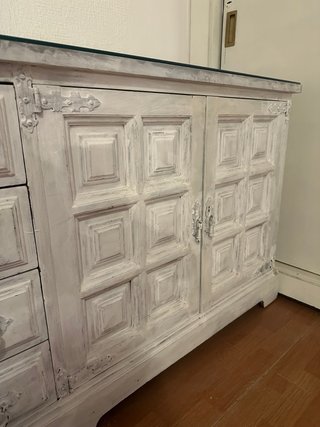 Mueble de salón blanco con cristal