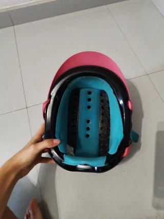 Casco de hípica azul con detalles