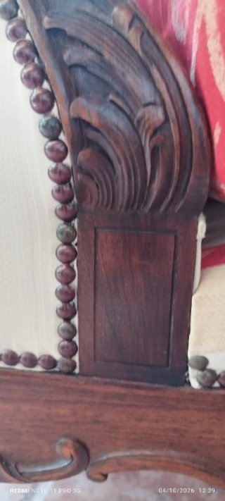 Sillón de madera estilo 1890 con reposapiés