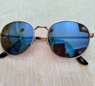 Gafas de sol redondas doradas y azules