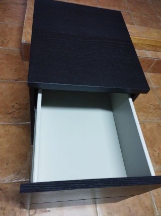 Mesita de noche negra con 2 cajones