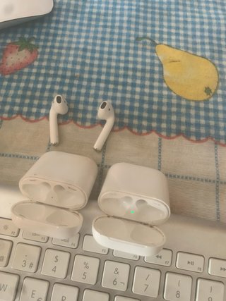 Pack Apple: Teclado y AirPods y raton.