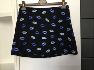 Falda corta estampada labios