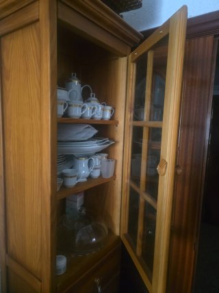 Mueble vitrina de pino