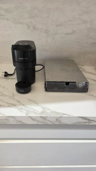 Cafetera Nespresso Vertuo y Cajón Organizador