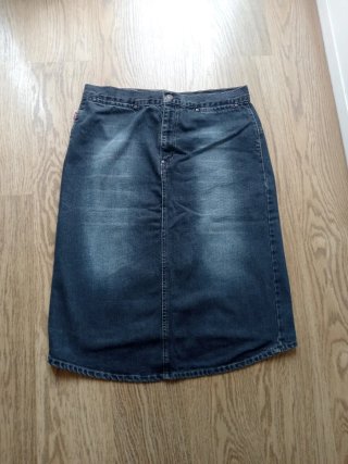 Falda midi vaquera vintage de la marca Levi Straus