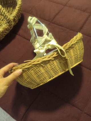 Cesta de mimbre decorada