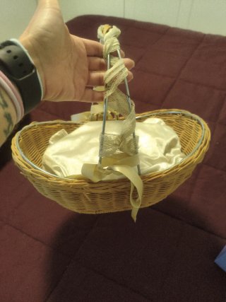 Cesta de mimbre decorada