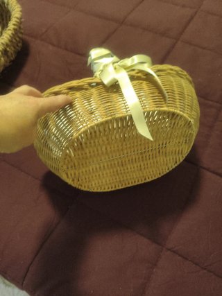 Cesta de mimbre decorada