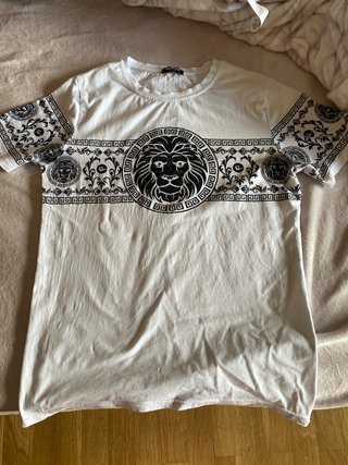 Camiseta blanca con estampado de león