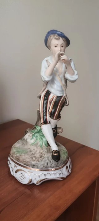 Figura de Porcelana Antigua - Chico con Flauta