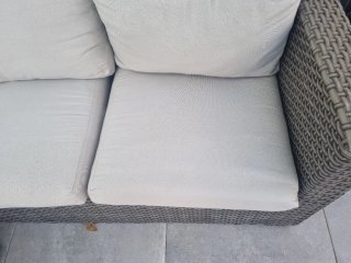 Sofá de jardín con otomana