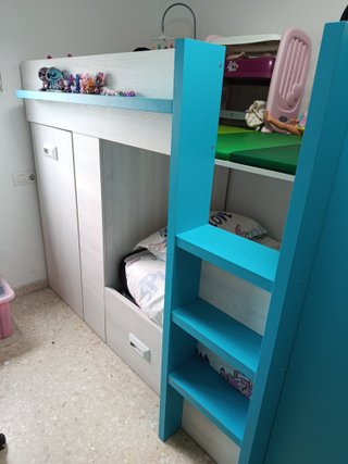 Cama litera azul y blanca