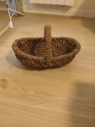 Cesta de mimbre artesanal