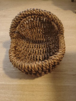 Cesta de mimbre artesanal