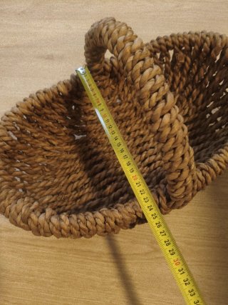 Cesta de mimbre artesanal