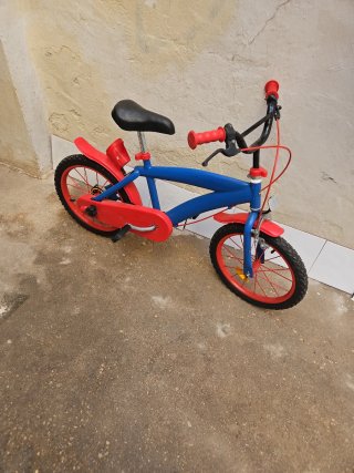 Bicicleta y patinete infantil azul y rojo